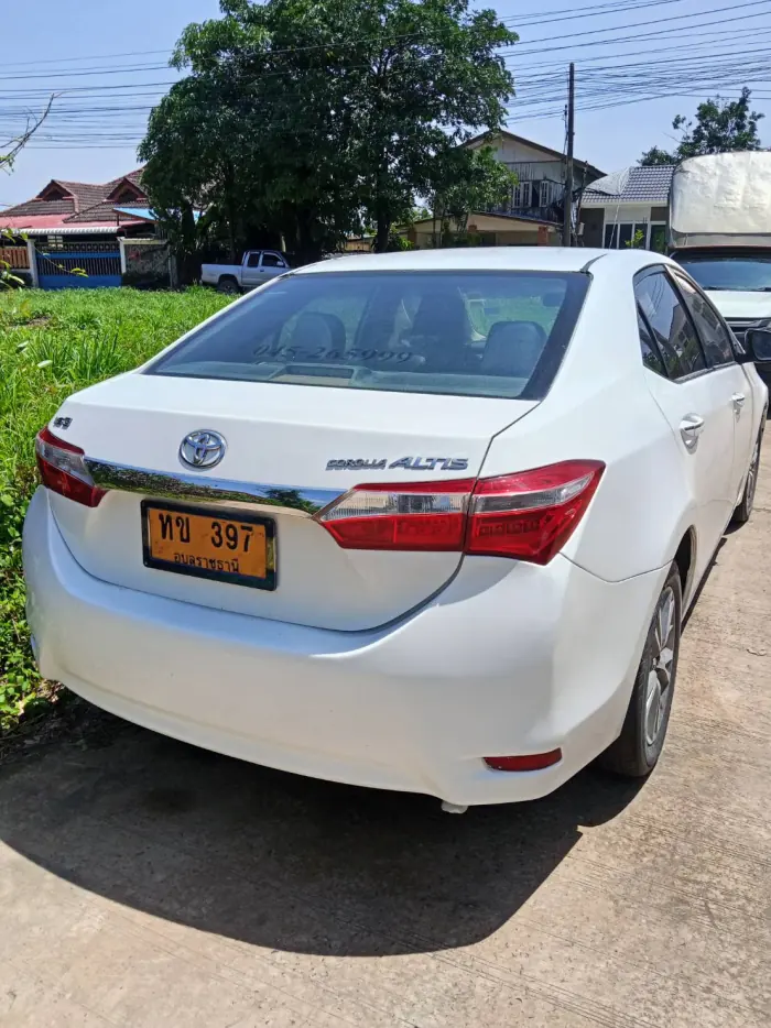 รถเก๋ง Toyota Altis สีขาว