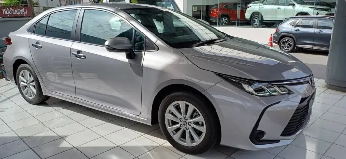 รถเก๋ง Toyota Corolla สีเงิน